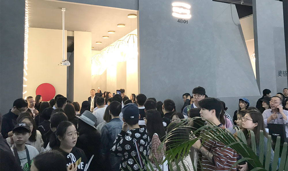 AG百家家乐官网网站展馆前人员爆满.jpg
